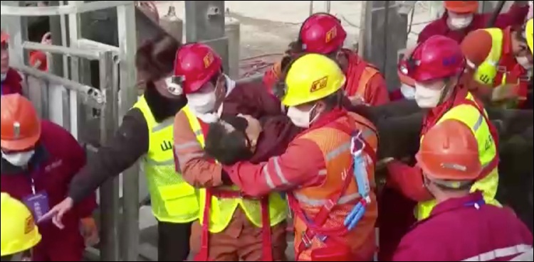 سونے کی کان میں دو ہفتے زندگی اور موت کی جنگ لڑنے والے کان کنوں کو زندہ نکال لیا گیا