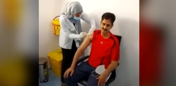سعودی عرب : بیٹی نے اپنے والد کو کورونا ویکسین لگائی، ویڈیو وائرل
