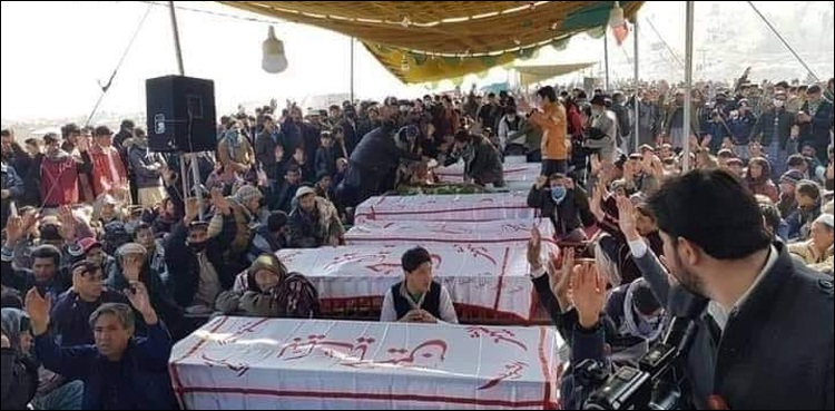 سانحہ مچھ: کوئٹہ کی خون جماتی سردی میں لاشوں سمیت دھرناجاری