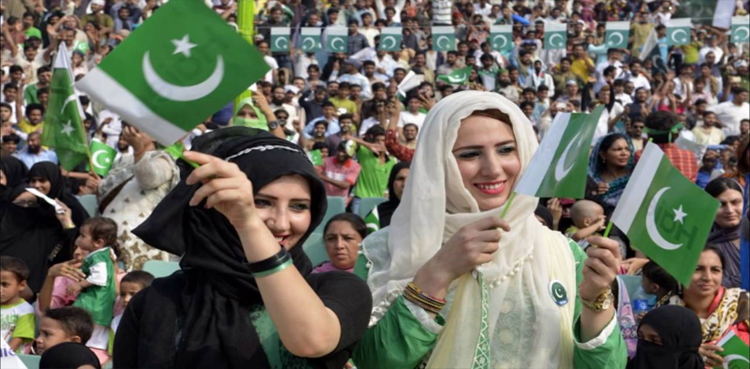 مشکل حالات کے باوجود پاکستانی عوام ہرحال میں خوش، دنیا والے بھی حیران