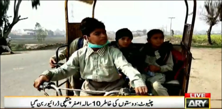 دوستوں کی محبت سے سرشار کم عمر ڈرائیور نے لوگوں کی زندگیاں خطرے میں ڈال دیں