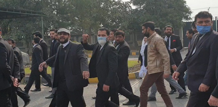 وکلا تشدد کیس: عدالت عالیہ کا بڑا فیصلہ، سائیلین پریشان