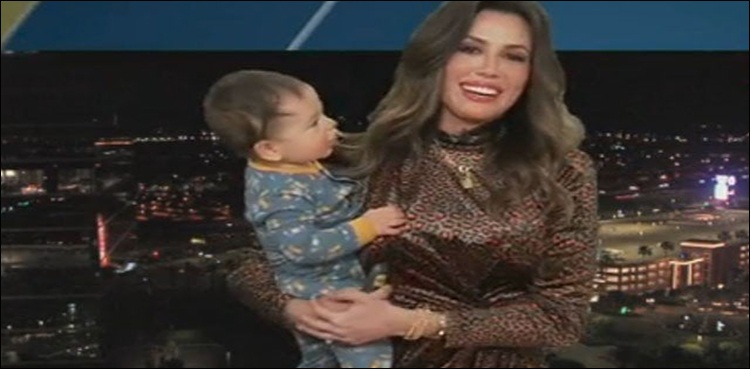 خاتون میزبان نے خبروں کے دوران بچے کو کیوں اٹھالیا؟ دلچسپ ویڈیو وائرل