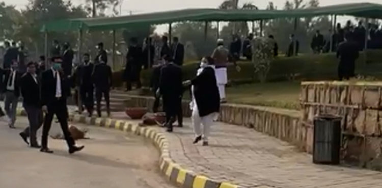 اسلام آباد ہائی کورٹ میں مشتعل وکلاء کی تھوڑ پھوڑ ، چیف جسٹس کا بڑا حکم