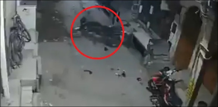 سی سی ٹی وی کیمرے نے وہ منظر قید کر لیا جسے دیکھ کر خوف سے رونگٹے کھڑے ہو گئے (ویڈیو)