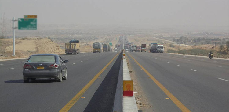 موٹروے پر مسافر کوچ کے ڈرائیور کو دل کا دورہ
