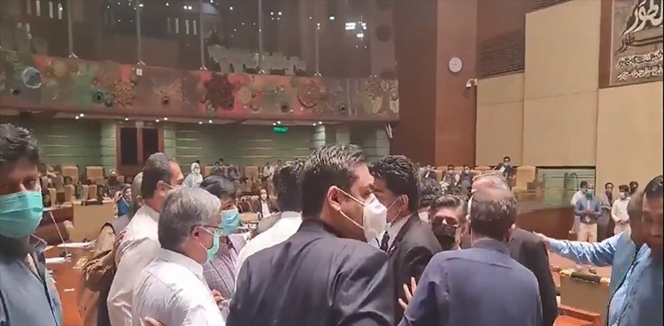 سندھ اسمبلی میں میدان جنگ بن گئی، اراکین آپس میں گھتم گتھا