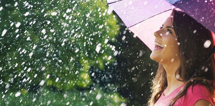 کچّی مٹی کے مہکنے کا سبب کیا ہے؟ جانیے