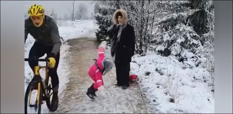 بچی کو ٹکر مارنے کا جرمانہ 1 پاؤنڈ