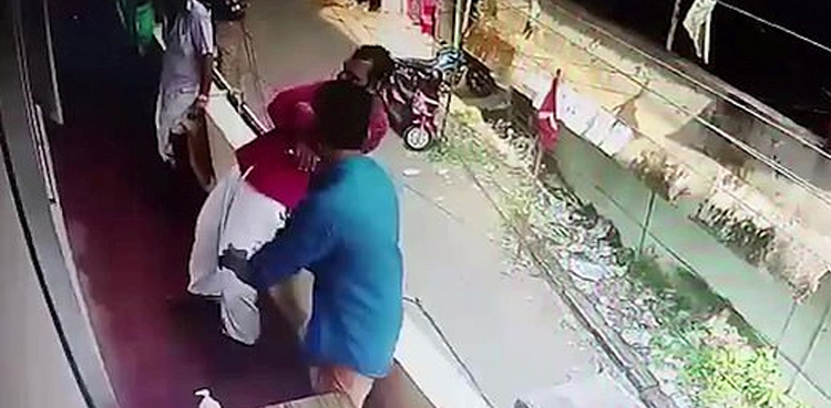 حاضر دماغی نے دوست کو مرنے سے کیسے بچایا؟ حیرت انگیز ویڈیو