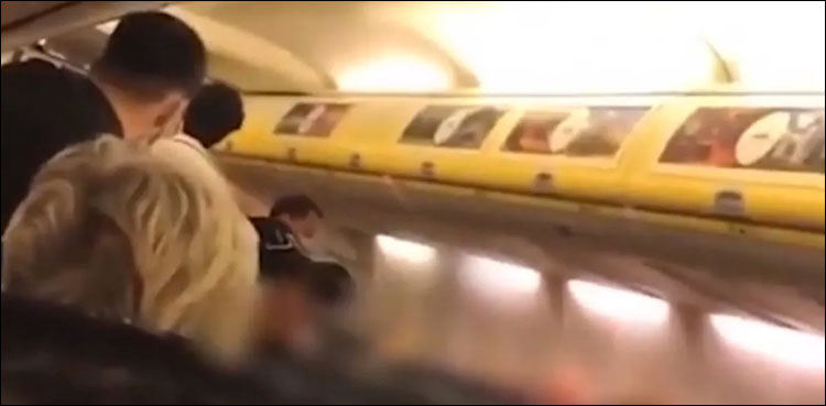 ماسک پہننے کی تاکید پر طیارے کا مسافر آپے سے باہر ہوگیا