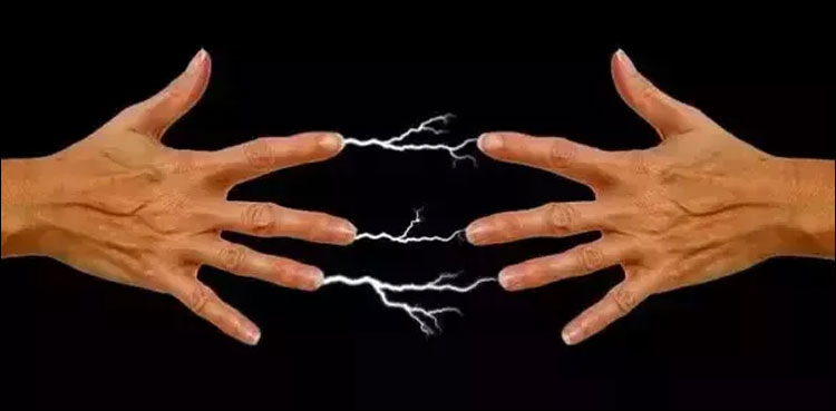 کسی چیز کو چھونے پر اکثر ہلکا سا کرنٹ کیوں لگتا ہے؟