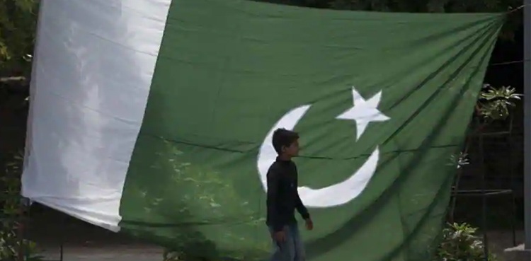 قومی پرچم کے ساتھ سیاسی جماعت کا جھنڈا لہرانے پر پابندی