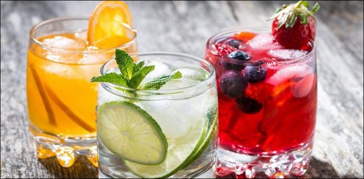 گرمی میں کس قسم کے مشروبات مفید ہیں؟ جانیے!