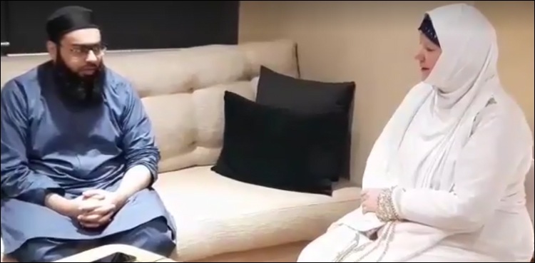 امریکی خاتون نے جامعہ بنوریہ میں اسلام قبول کر لیا