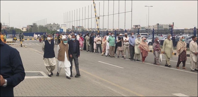عمر بڑھا کر ویکسین لگوانے کی کوشش کرنے والا پکڑا گیا