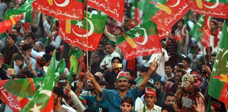 اعتماد کا ووٹ: وزیراعظم  سے اظہار یکجہتی کیلئے پی ٹی آئی کارکنان  کی تیاری مکمل