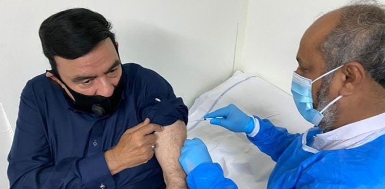 وفاقی وزیرداخلہ شیخ رشید  نے کورونا ویکسین لگوا لی
