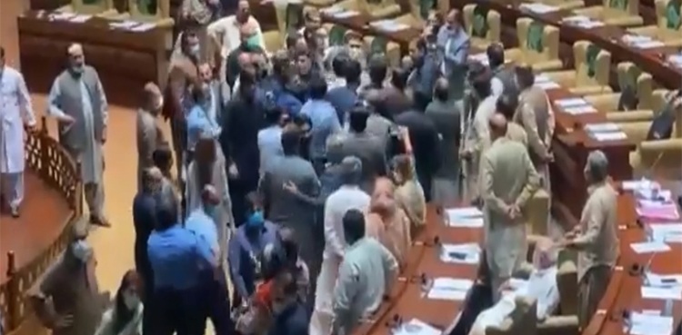 سندھ اسمبلی اجلاس: پی ٹی آئی ارکان نے اپنے ناراض ارکان کی پٹائی کردی