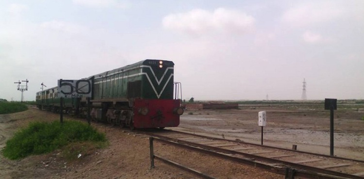لاہور سے کراچی جانے  والی شالیمار ایکسپریس حادثے سے بال بال بچ گئی