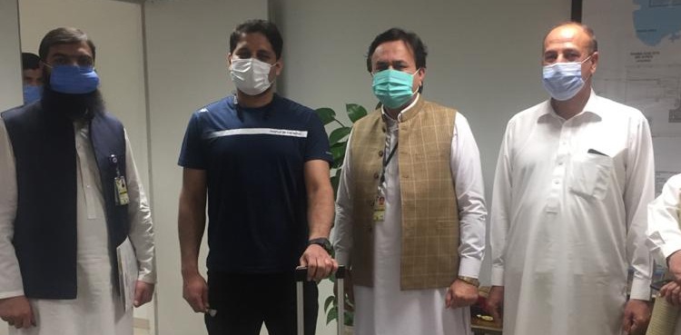 ایئر پورٹ عملے کی فرض شناسی : مسافر کو قیمتی سامان اور نقدی مل گئی