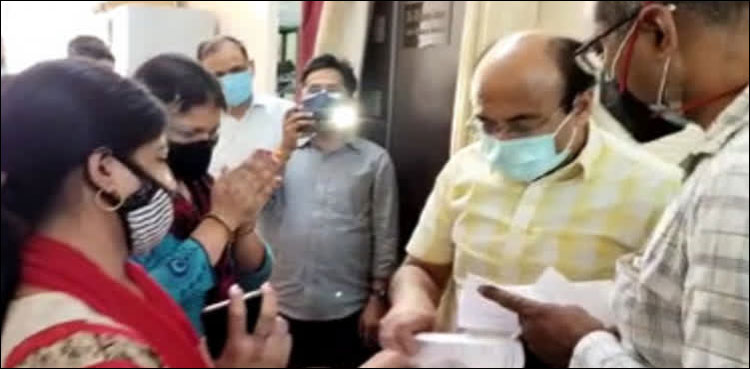 بھارت: ماں انجیکشن کے لیے منتیں کرتی رہی، بیٹا زندگی کی بازی ہار گیا