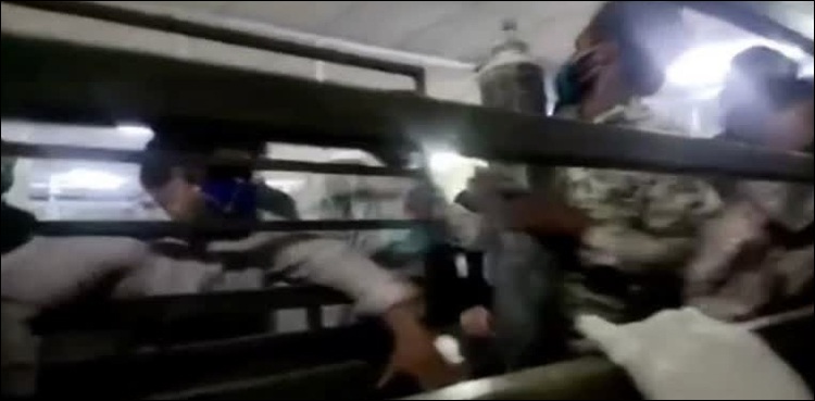 بھارت میں آکسیجن کی قلت: کرونا مریضوں کے اہلخانہ کا آکسیجن سلینڈر کی گاڑی پر دھاوا