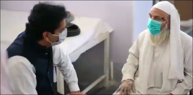 عثمان ڈار کی ویکسینیشن کے لیے آئے بزرگ شہریوں سے ملاقات