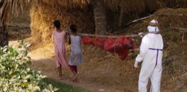 درد ناک واقعہ : دس اور بارہ سال کی بیٹیاں باپ کا جنازہ اٹھانے پر مجبور