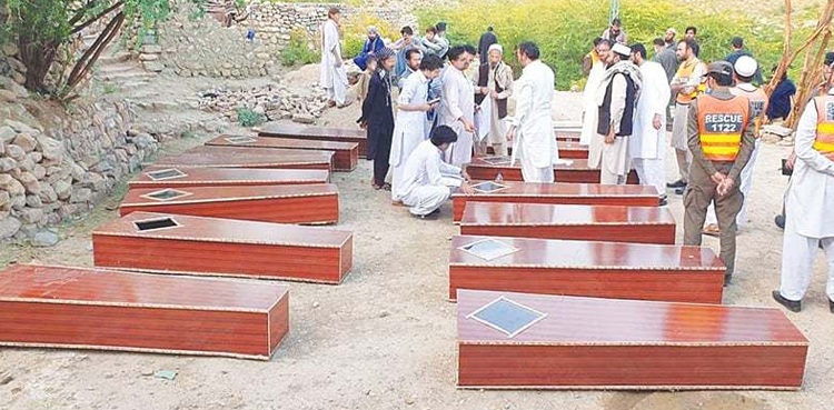 درہ آدم خیل سے ملنے والی 11 سال پرانی 16 لاشوں کی تدفین ، ورثا کیلئے امداد کا اعلان