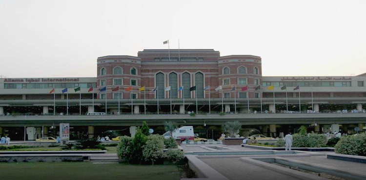 لاہور ایئر پورٹ پر جہازوں کو اترنے کی اجازت نہ ملی