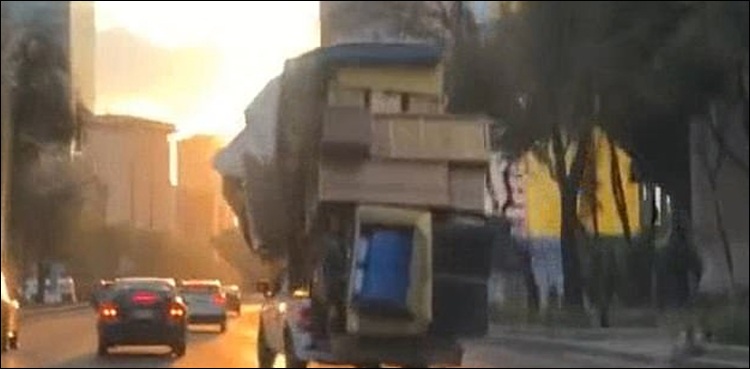 چھوٹی گاڑی پر گھر کا سارا بوجھ لد گیا (ویڈیو کس ملک کی ہے جان کر آپ حیران رہ جائیں گے)