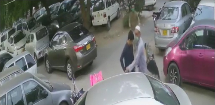 عید اور رمضان شاپنگ: لٹیروں نے مارکیٹ کے باہر فیملی کو لوٹ لیا (ویڈیو)