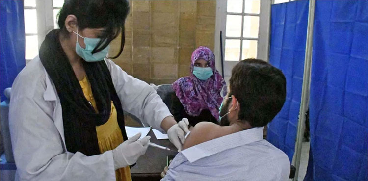 ڈاکٹر فیصل سلطان کا ویکسی نیشن سینٹر کا دورہ