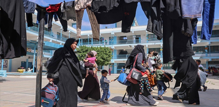 غزہ میں تباہی : ہزاروں فلسطینی اسکولوں میں پناہ لینے پر مجبور