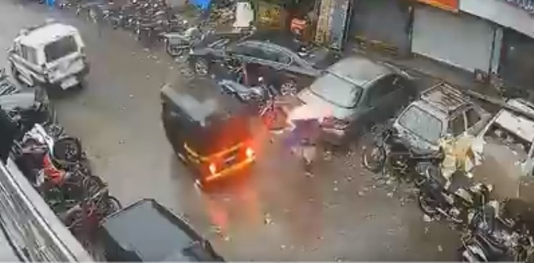 خاتون درخت کے نیچے دب کر مرنے سے کیسے بچی، حیرت انگیز ویڈیو وائرل