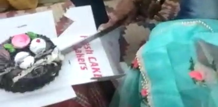 شوہر کا بیوی پر رعب جمانے کا انوکھا انداز، پولیس نے پکڑ لیا، ویڈیو وائرل