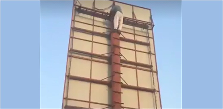 ٹکٹ نہ ملنے کے بعد پی ٹی آئی کے سابق رکن قومی اسمبلی خطروں کے کھلاڑی بن گئے (ویڈیوز وائرل)
