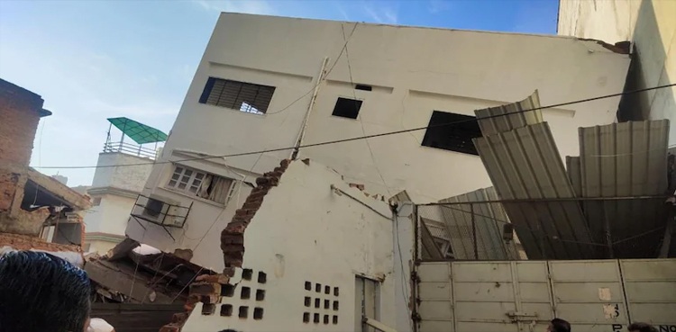 بھارت میں طوفان کی تباہی، پانچ منزلہ رہائشی عمارت گر گئی