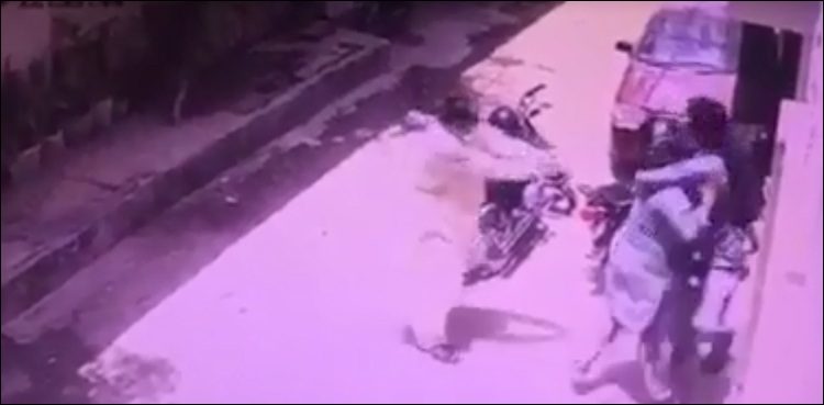 نوجوان کی مزاحمت، لٹیرے نے پستول کا ٹریگر کئی بار دبایا، شہری معجزانہ طور پر بچ گیا (ویڈیو دیکھیں)