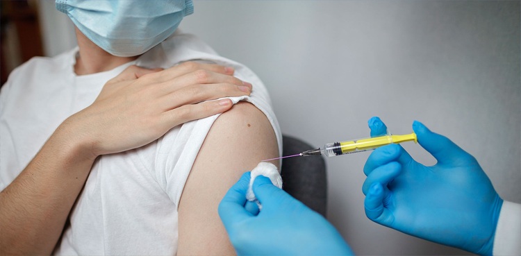 کس ملک نے سب سے زیادہ ویکسی نیشن کی؟ بچوں کو بھی ٹیکے لگا دیئے گئے