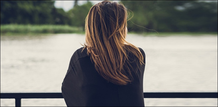 کار غلط پارک کرنے والی خاتون مرنے سے کیسے بچ گئی، انوکھا واقعہ
