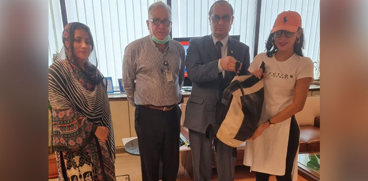 سی اے اے کے عملے نے دیانت داری کی مثال قائم کردی