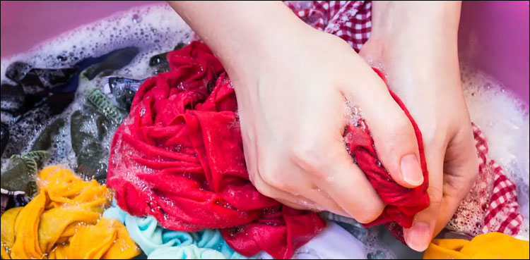کپڑے دھوتے ہوئے یہ غلطیاں خطرناک انفیکشن میں مبتلا کرسکتی ہیں