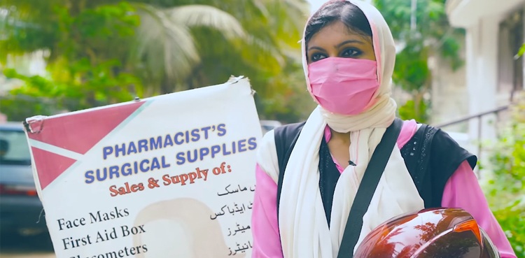 چلتی پھرتی فارمیسی : ملیے !! کراچی کی باہمت بیٹی ڈاکٹر ثناء احسان سے