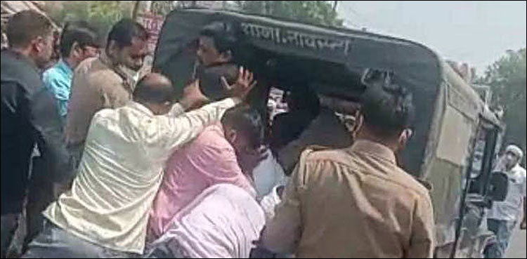 بھارتی وزیر کی پولیس سے ہاتھا پائی، ملزم کو جیپ سے اتار کر بھگا دیا