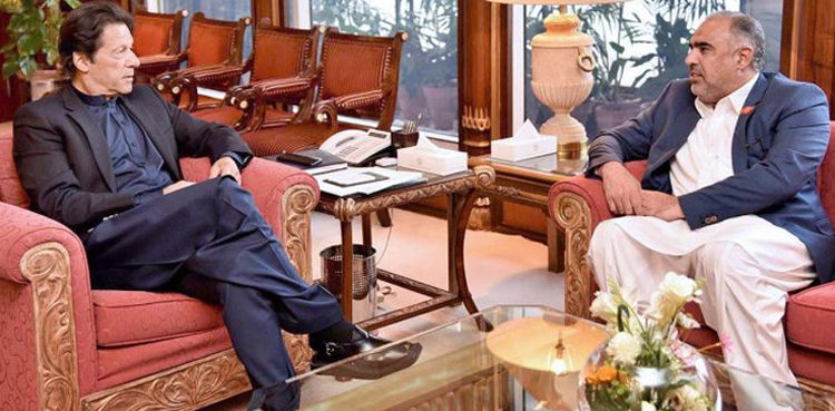 قومی اسمبلی میں ہنگامہ آرائی ، وزیراعظم کی اسپیکر کو آئین اورقانون کے مطابق کارروائی  کی ہدایت