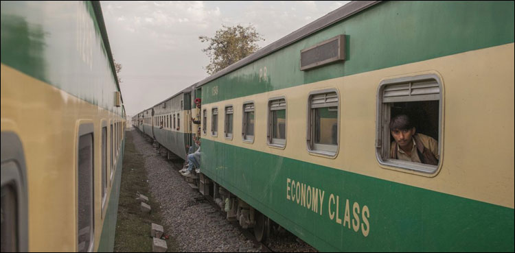 گھوٹکی ٹرین حادثہ: ٹریک تاحال کلیئر نہ ہو سکا، ٹرینیں 24 گھنٹوں سے مختلف اسٹیشنز پر موجود