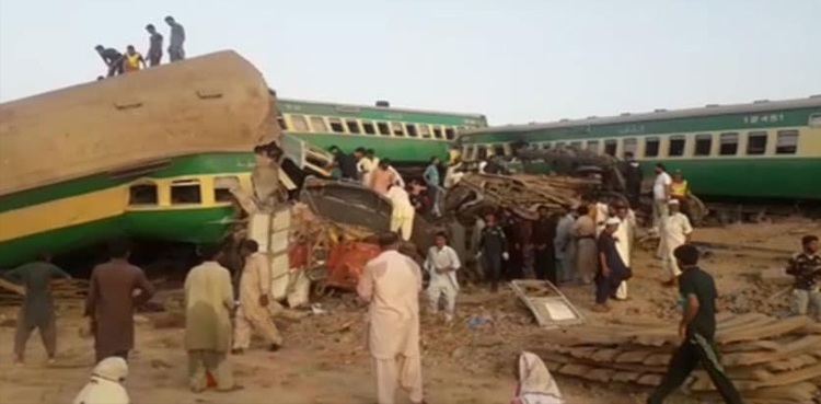گھوٹکی : دومسافر ٹرینیں ٹکراگئیں، 50افراد جاں بحق۔ 70 زخمی