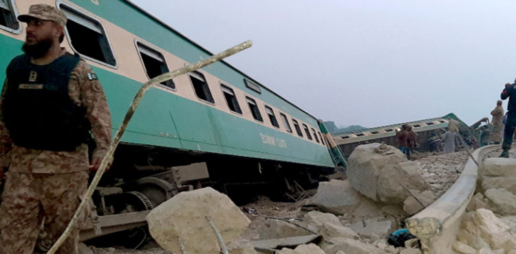 گھوٹکی ٹرین حادثہ ،  ٹرین آپریشن بری طرح متاثر